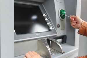 ATMを操作する人の画像