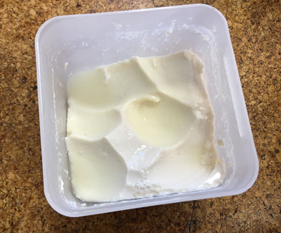コンテナに入った豆乳ヨーグルトの画像