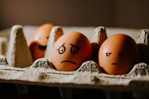 悲しい顔が描かれた卵の画像